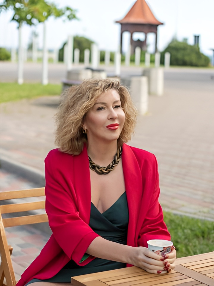 Олеся привлекальеная девушка из Ватутинок цена от 3000 руб