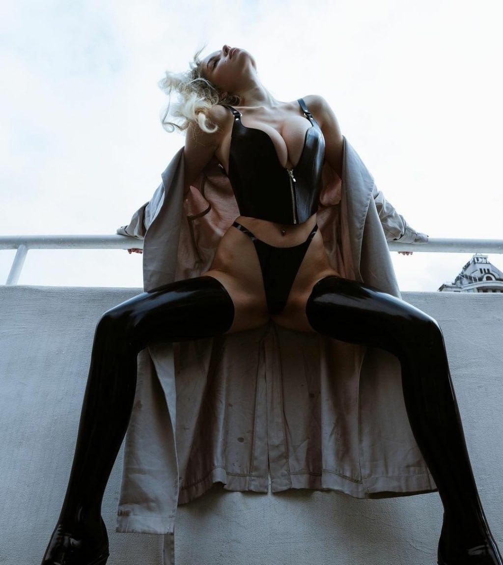 Ярослава привлекальеная девушка из Ватутинок цена от 5000 руб