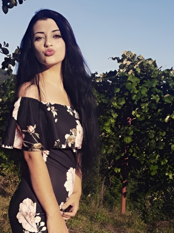 Ангелина привлекательная девушка из Ватутинок цена от 1500 руб