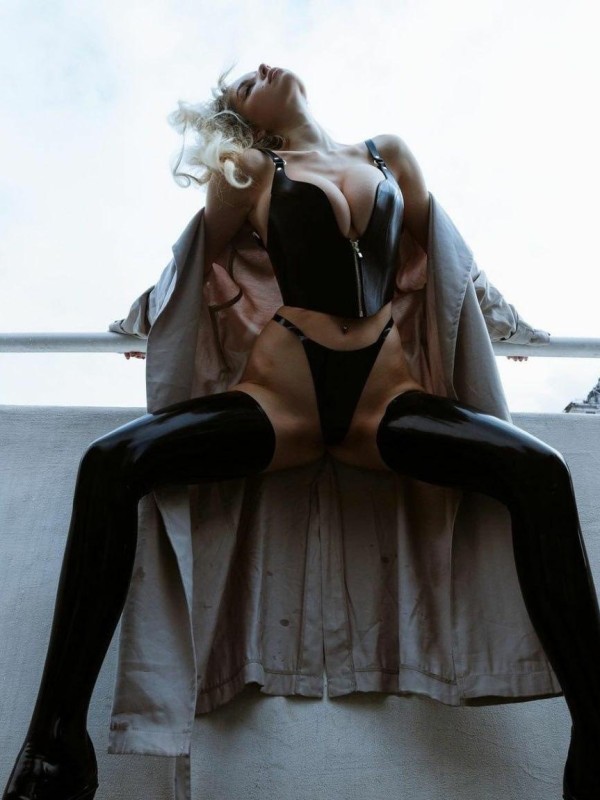 Ярослава привлекательная девушка из Ватутинок цена от 5000 руб